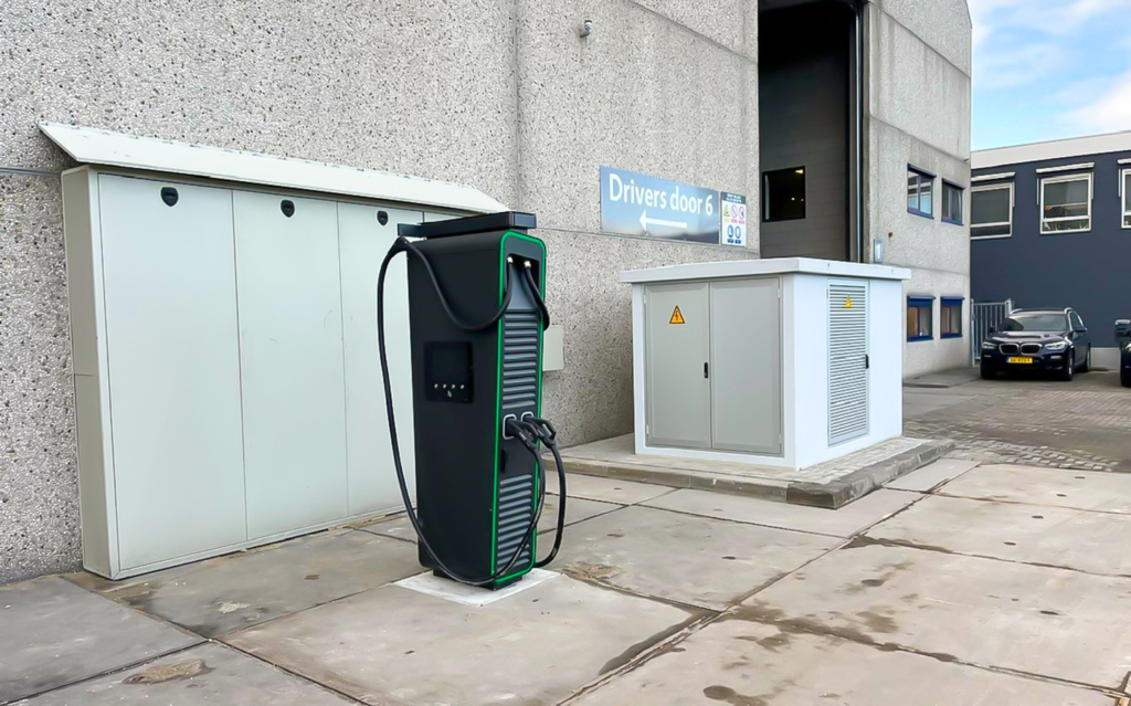 Snellader en compactstation bij Van Winkelen Papierrecycling