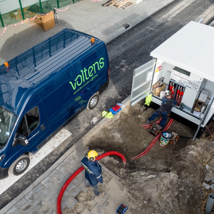 Voltens monteurs aan het werk bij een transformatorstation